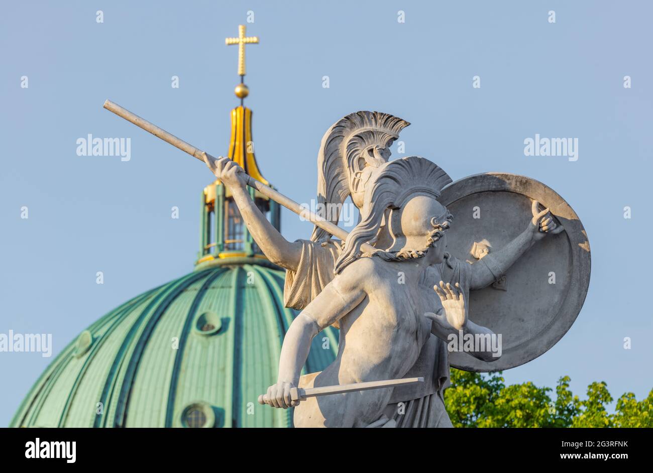 Berlino, città interna, sculture del Ponte del Castello con la cupola di Berlino in background Foto Stock