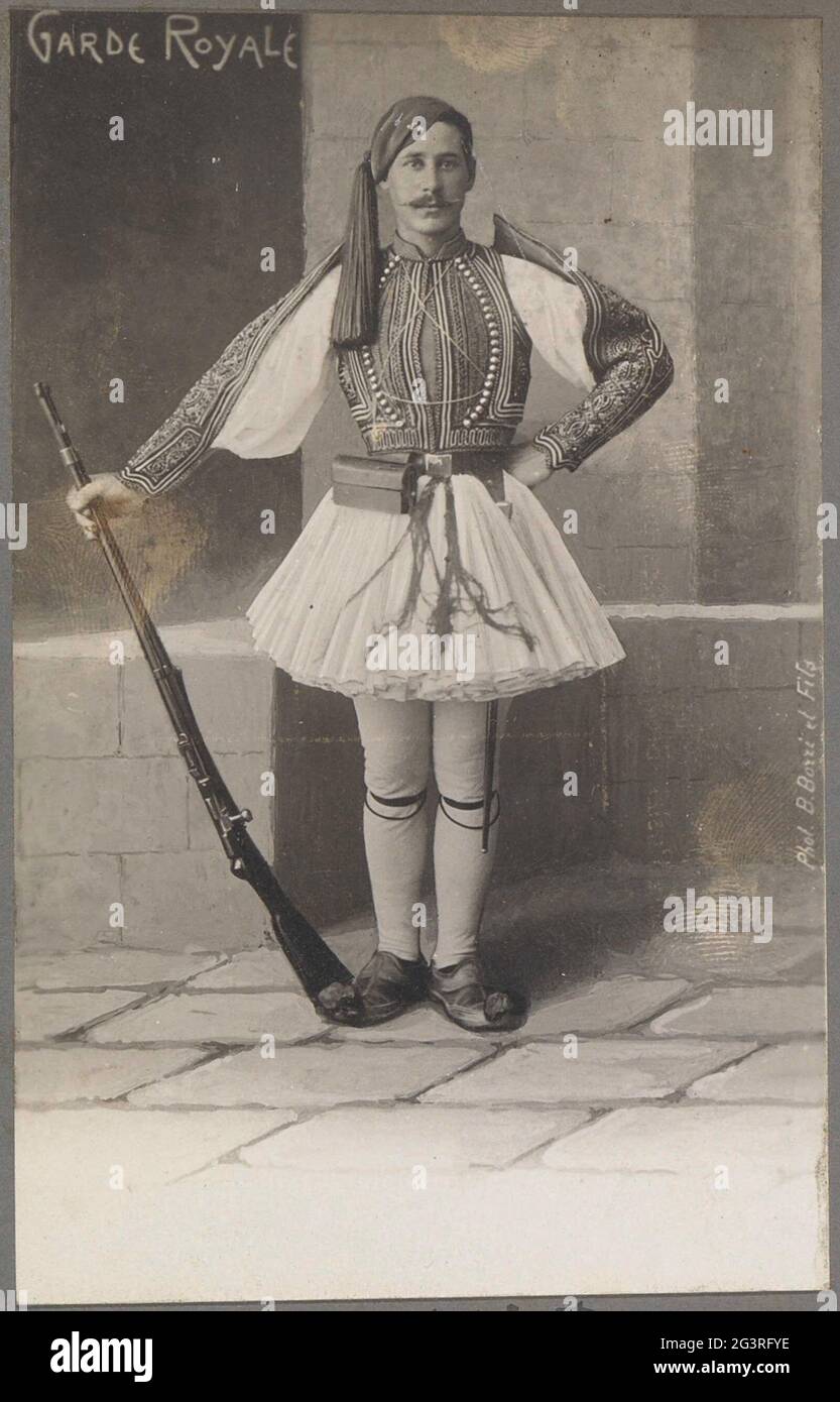 Ritratto di un membro della Guardia reale di Grecia; Garde Royale. Parte di album di viaggio con foto di siti in Grecia e Egitto. Foto Stock
