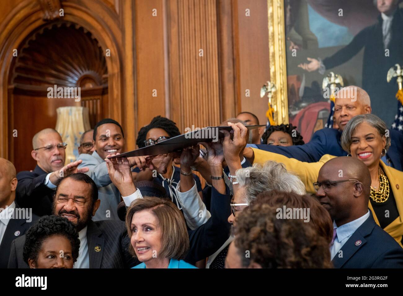Il disegno di legge firmato S. 475, il Juneteicenth National Independence Day Act è passato di nuovo nelle mani dei membri del Congresso Black Caucus al Campidoglio degli Stati Uniti a Washington, DC, giovedì 17 giugno 2021. Credito: Rod Lammey/CNP /MediaPunch Foto Stock