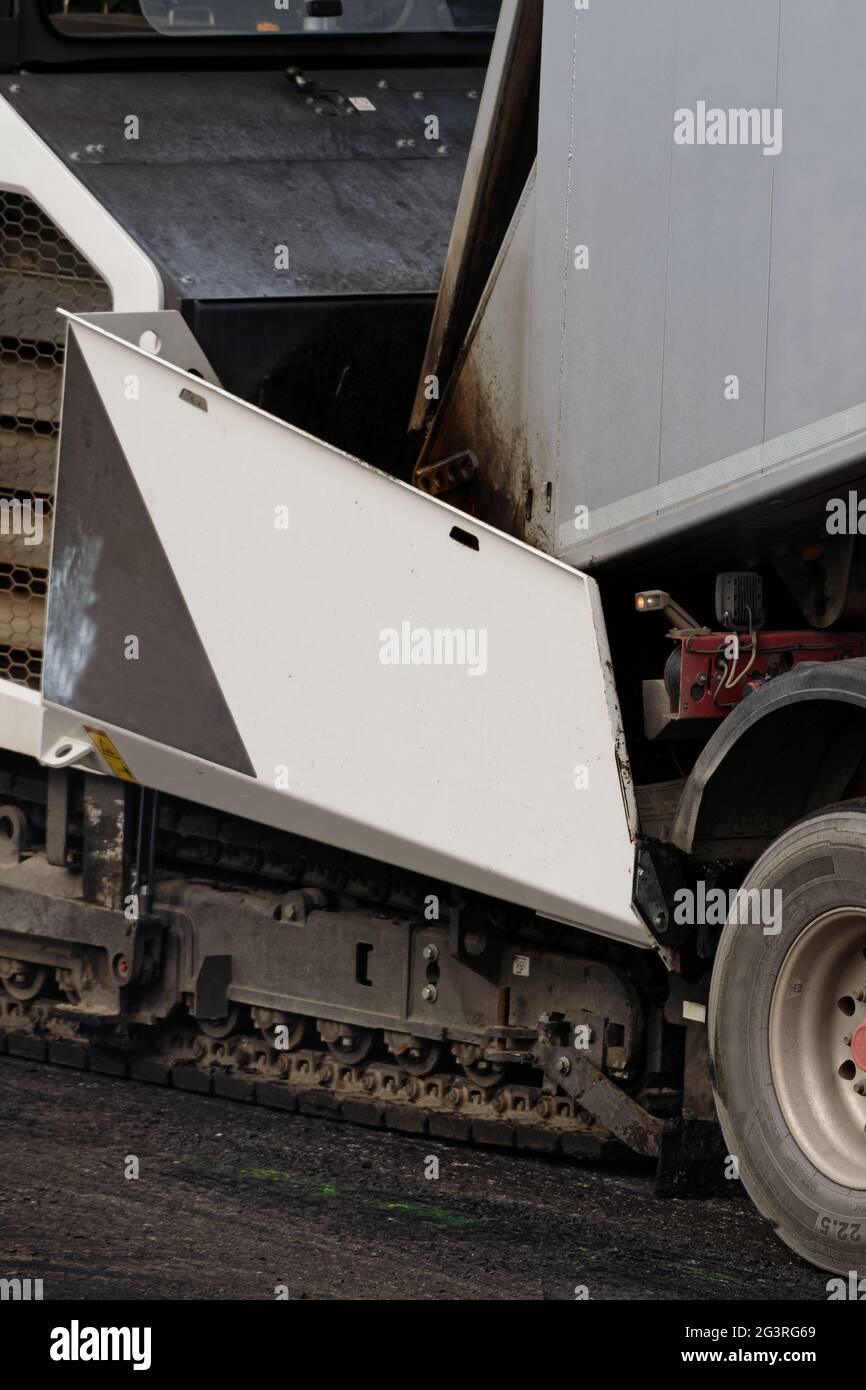 L'asfaltatrice è caricata Foto Stock