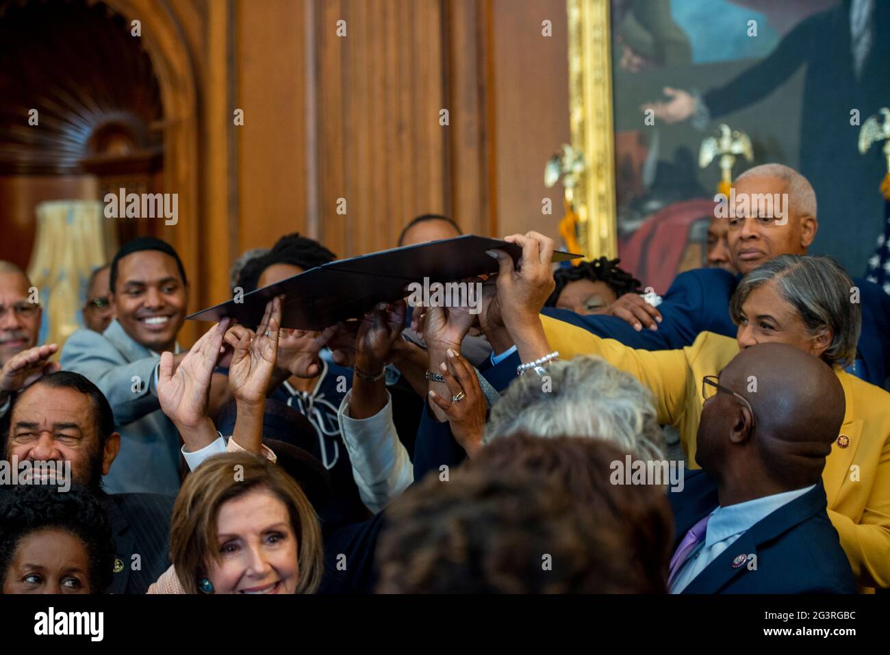 Il disegno di legge firmato S. 475, il Juneteicenth National Independence Day Act è passato di nuovo nelle mani dei membri del Congresso Black Caucus al Campidoglio degli Stati Uniti a Washington, DC, giovedì 17 giugno 2021. Credito: Rod Lammey/CNP /MediaPunch Foto Stock
