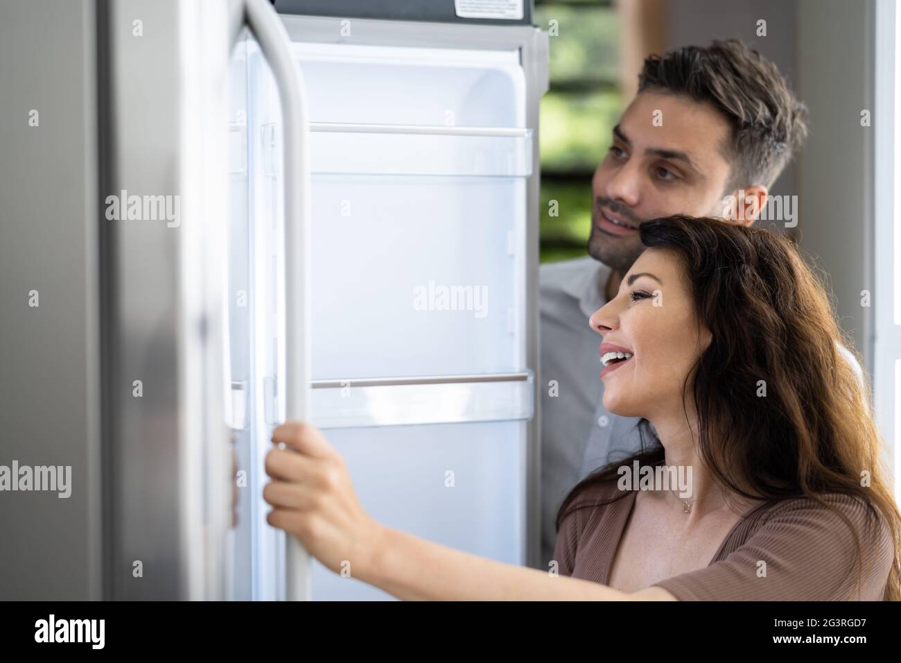 Shopping familiare per cucina moderna frigorifero in negozio Foto Stock