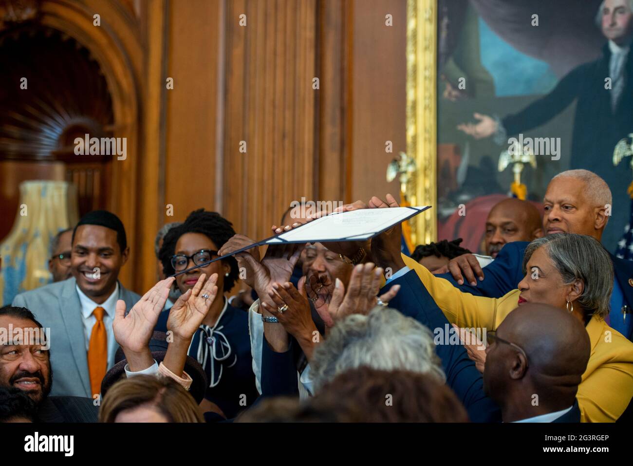 Il disegno di legge firmato S. 475, il Juneteicenth National Independence Day Act è passato di nuovo nelle mani dei membri del Congresso Black Caucus al Campidoglio degli Stati Uniti a Washington, DC, giovedì 17 giugno 2021. Credito: Rod Lammey/CNP /MediaPunch Foto Stock