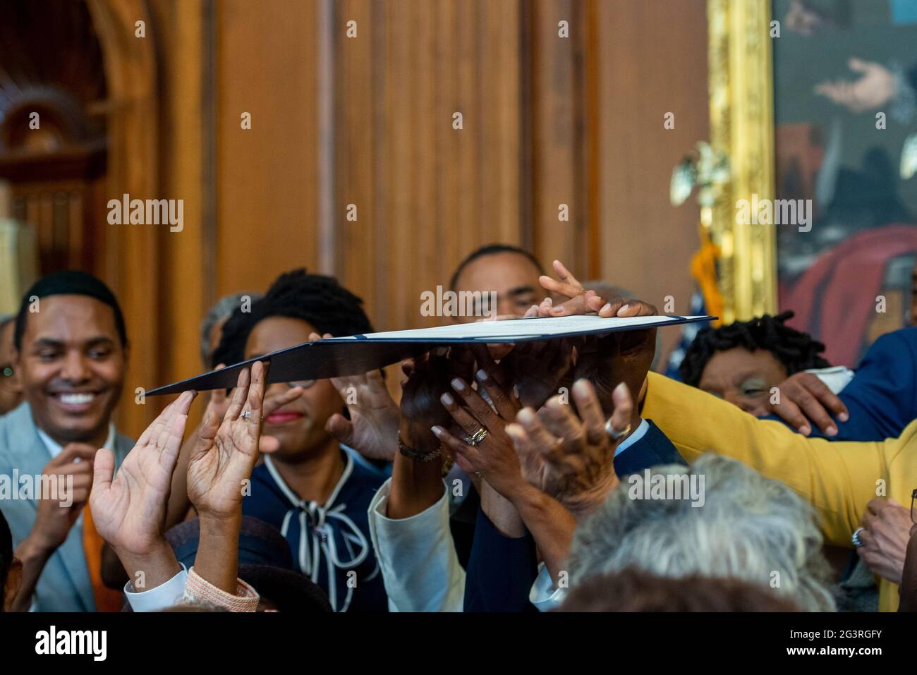 Il disegno di legge firmato S. 475, il Juneteicenth National Independence Day Act è passato di nuovo nelle mani dei membri del Congresso Black Caucus al Campidoglio degli Stati Uniti a Washington, DC, giovedì 17 giugno 2021. Credito: Rod Lammey/CNP /MediaPunch Foto Stock