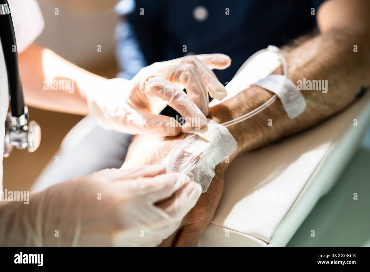 L'infermiere o il medico esamina il catetere paziente oncologico per la chemioterapia Foto Stock