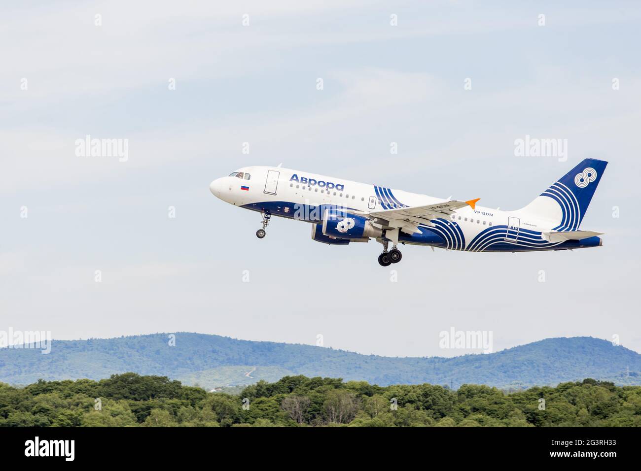 Russia, Vladivostok, 08/17/2020. Aereo jet passeggeri Airbus A319 di Aurora Airlines in cielo. Viaggio e vacanze. Aviazione Foto Stock