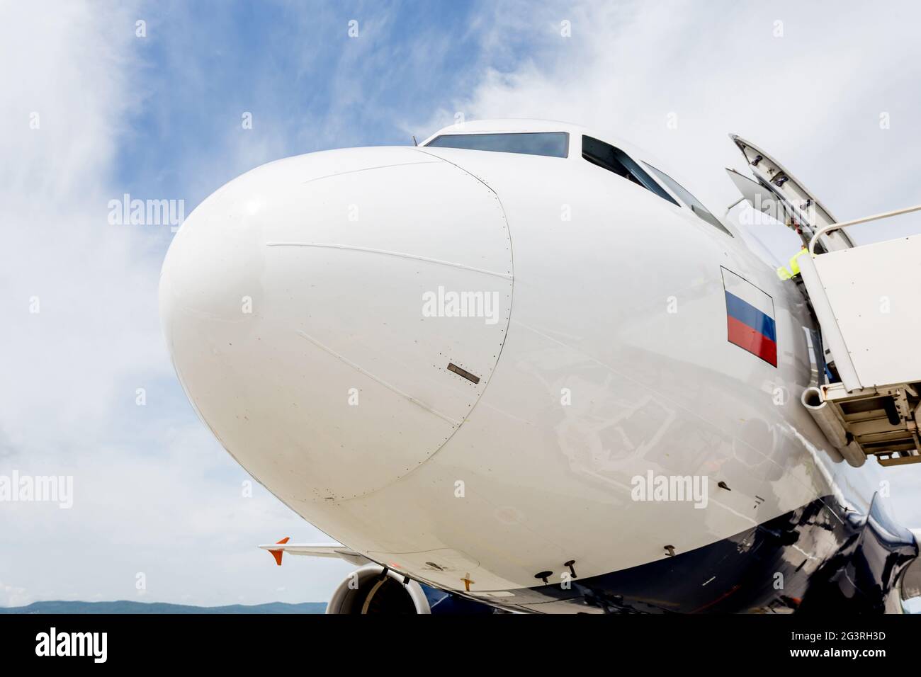 Moderno jet commerciale da passeggeri con bandiera della Russia sulla fusoliera in campo aereo. Concetto delle compagnie aeree russe. Benvenuti in Russia Concept Foto Stock