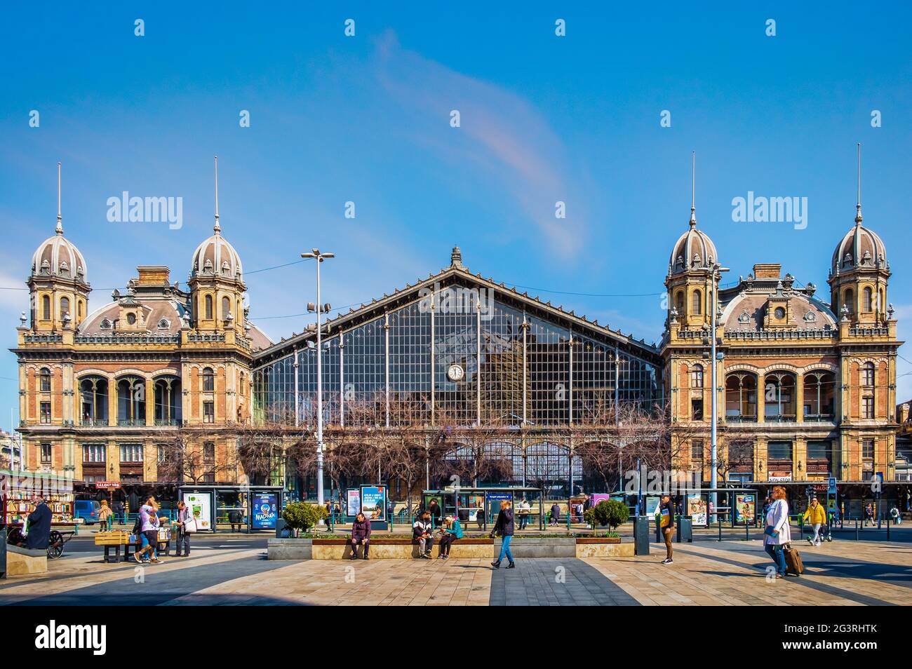 Budapest, Ungheria, marzo 2020, vista della facciata della stazione ferroviaria di Nyugati uno dei tre principali terminal ferroviari della capitale. Foto Stock