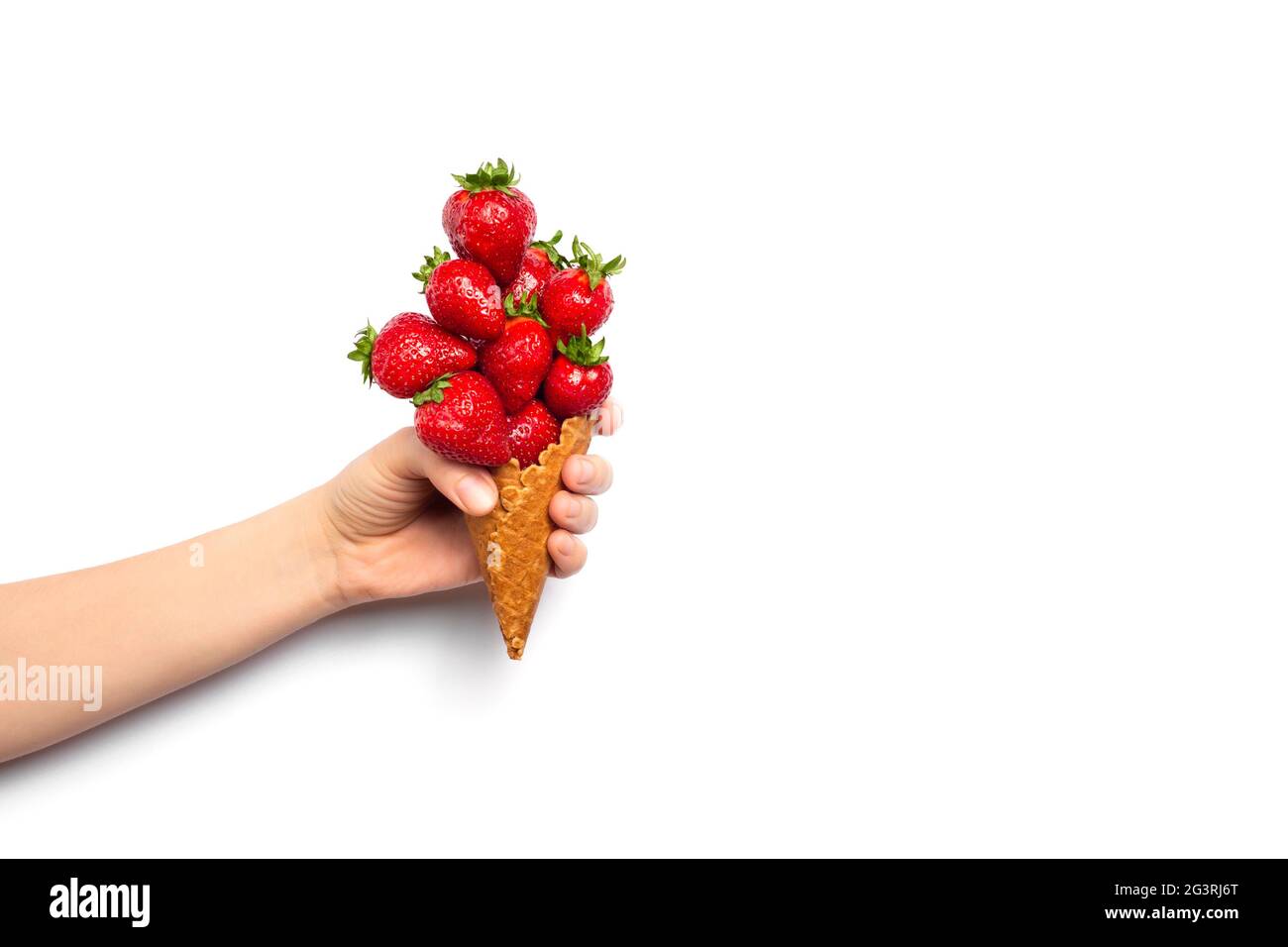 Cono gelato riempito con fragole mature isolate su sfondo bianco. Cono waffle femmina con fragole mature. Banner con copia Foto Stock