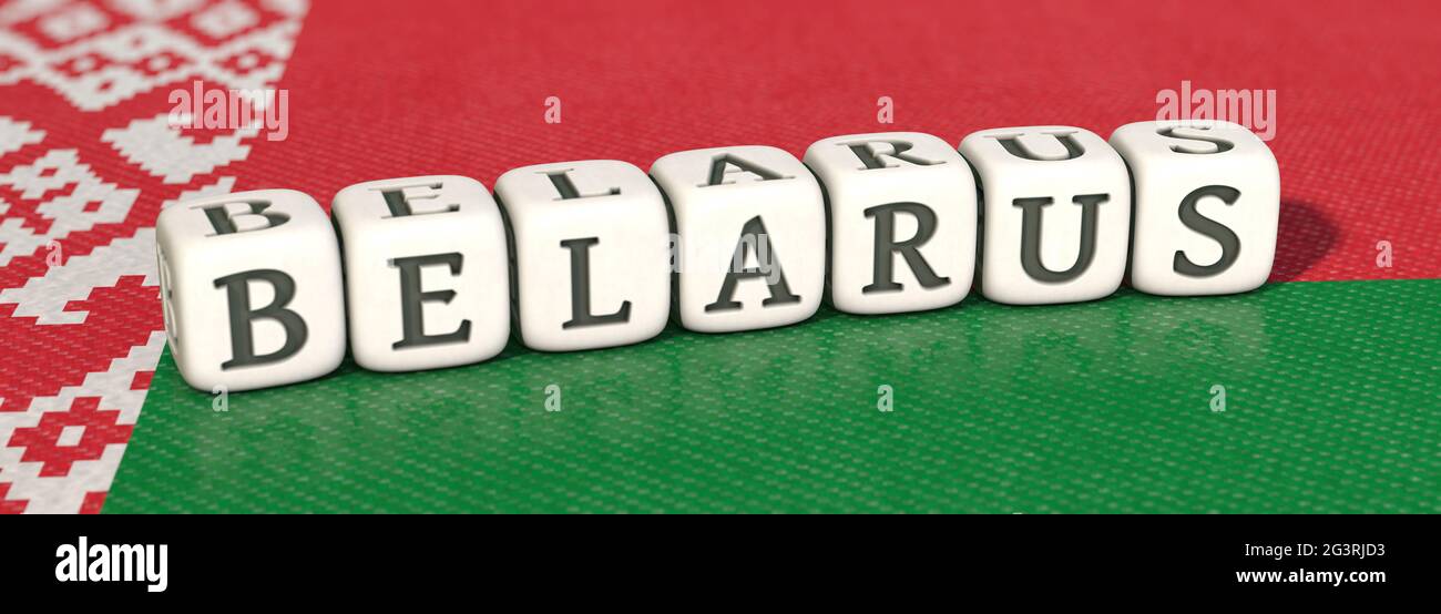 Dadi bianchi con la parola BIELORUSSIA sulla bandiera bielorussa Foto Stock
