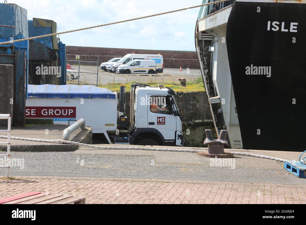 Ardrossan, Nord Ayrshire, Scozia, Regno Unito 17 giugno 2021. Caledonian MacBrayne l'isola Ro-Ro MV di Arran. Veicoli auto, caricamento HGV sulla nave Foto Stock