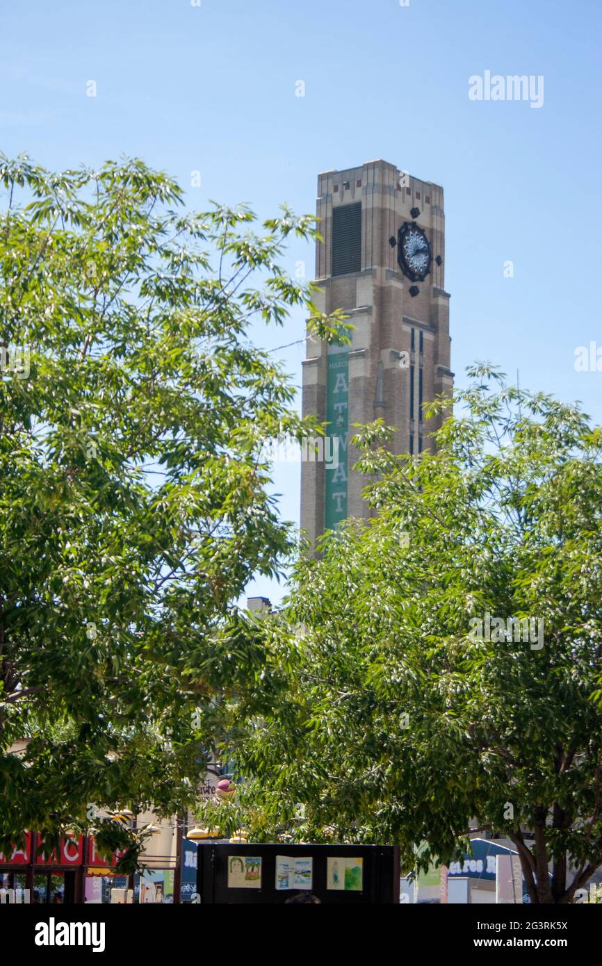 La torre dell'orologio del mercato dell'acqua attraverso gli alberi nel quartiere St. Henri di Montreal Foto Stock