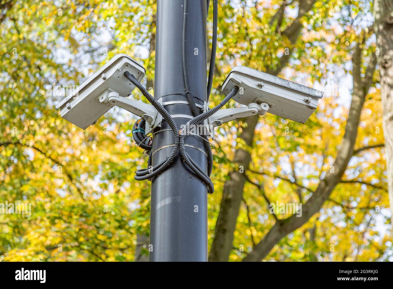 Piccola telecamera di sicurezza per esterni su lampione Foto Stock