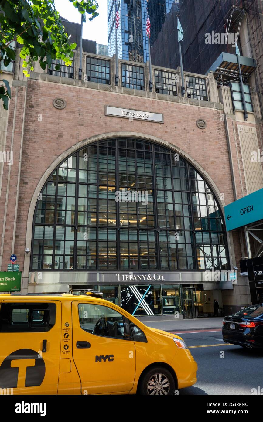 Tiffany & Co. ammiraglia è un lusso gioielli e accessori temporaneamente il negozio si trova a 6 E. 57th Street, New York City, Stati Uniti d'America Foto Stock