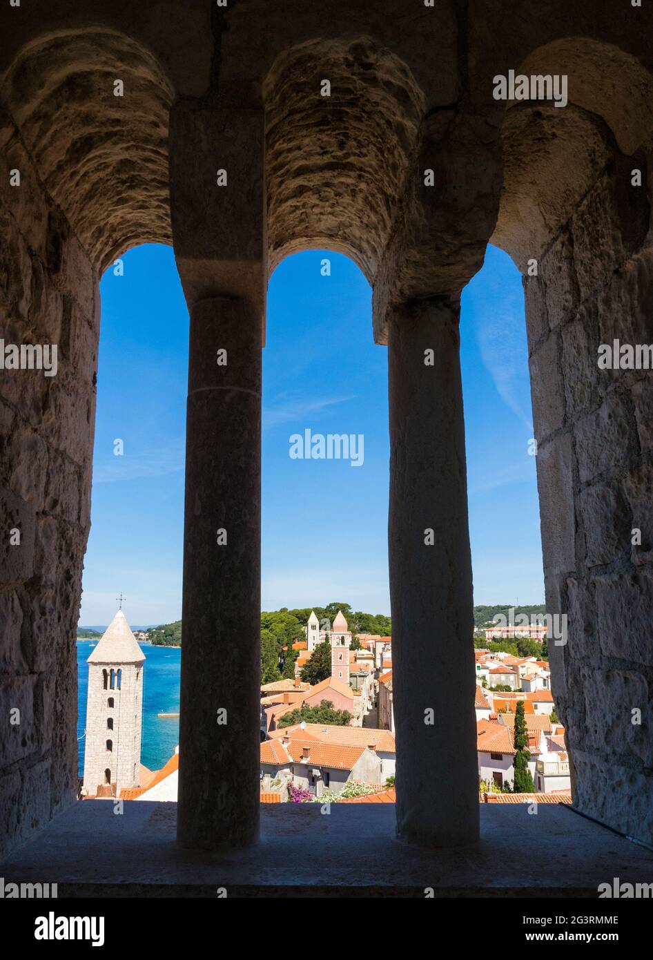 Punto di osservazione da un campanile della città vecchia di Rab Croazia Foto Stock