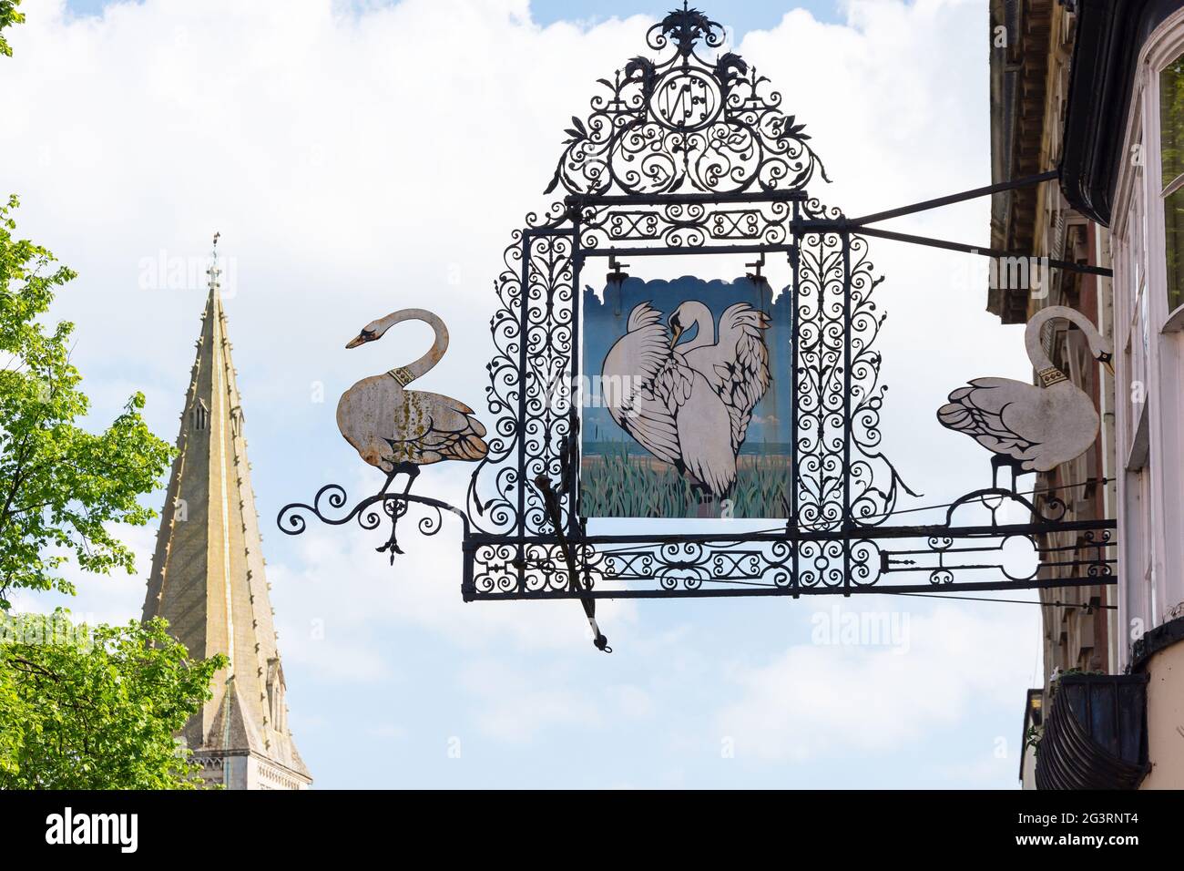 16 ° secolo il segno Three Swans Hotel, High Street, Market Harborough, Leicestershire, Inghilterra, Regno Unito Foto Stock