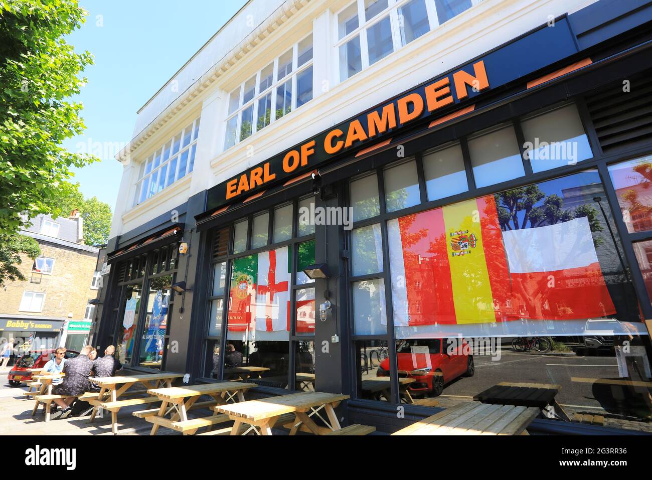 Bandiere europee nelle finestre del pub Earl of Camden, per il torneo di calcio Euro, giugno 2021, Londra, Regno Unito Foto Stock