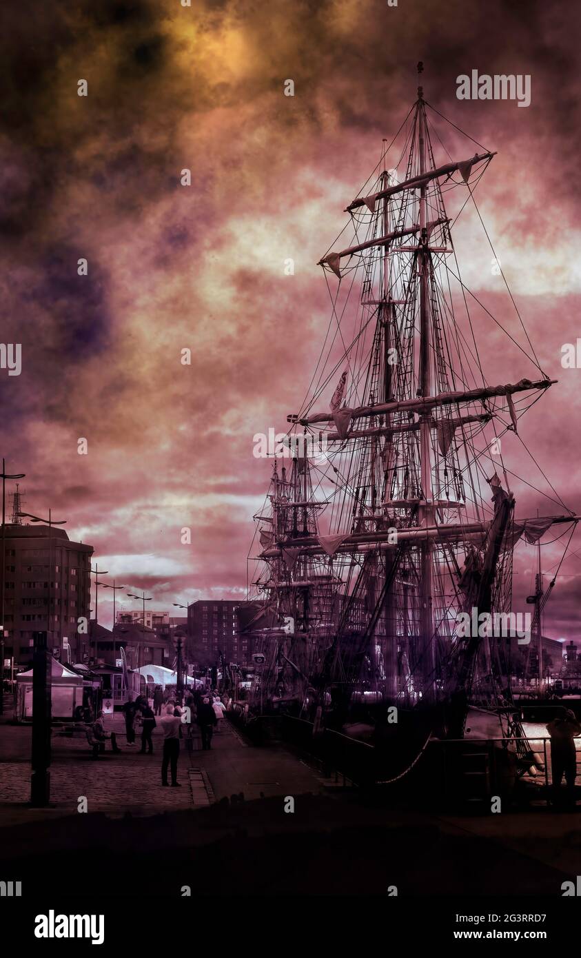 Nave alta al Royal Albert Dock Foto Stock
