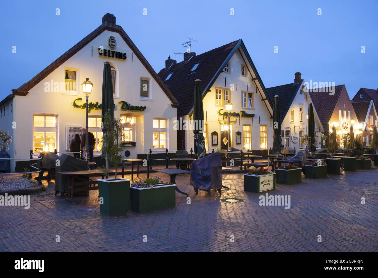 Case pubbliche al mercato di Greetsiel Foto Stock