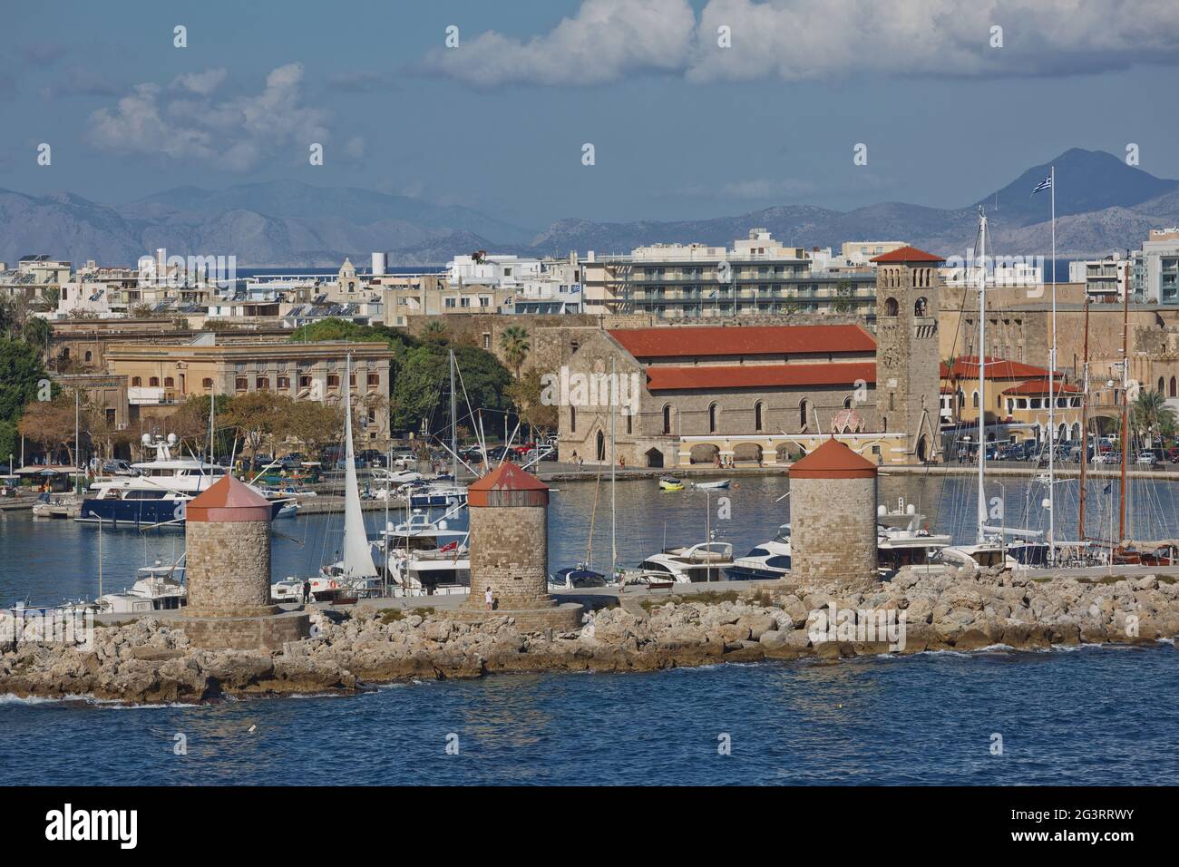 Porta marina e le fortificazioni della città vecchia di Rodi, vista dal porto di Mandraki, Rodi, Foto Stock