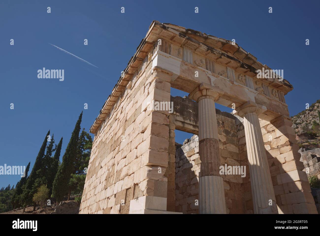 Il Tesoro di Atene o il Tesoro Ateniano a Delfi. Delphi è un antico santuario che è cresciuto ricco come sede di oracle che era con Foto Stock