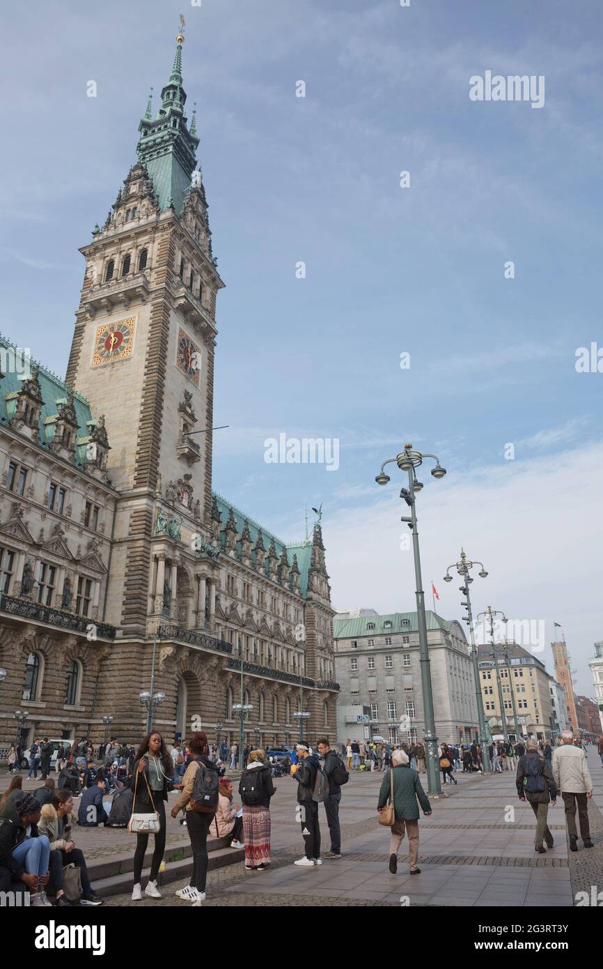 I giovani che si aggirano intorno al municipio Rathaus vicino alla piazza del mercato e al lago Binnenalster nel quartiere Altstadt di Amburgo in Ger Foto Stock