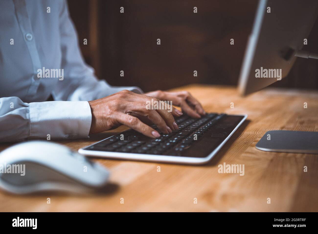 Uomo d'affari che scrive alla tastiera del computer. Foto Stock