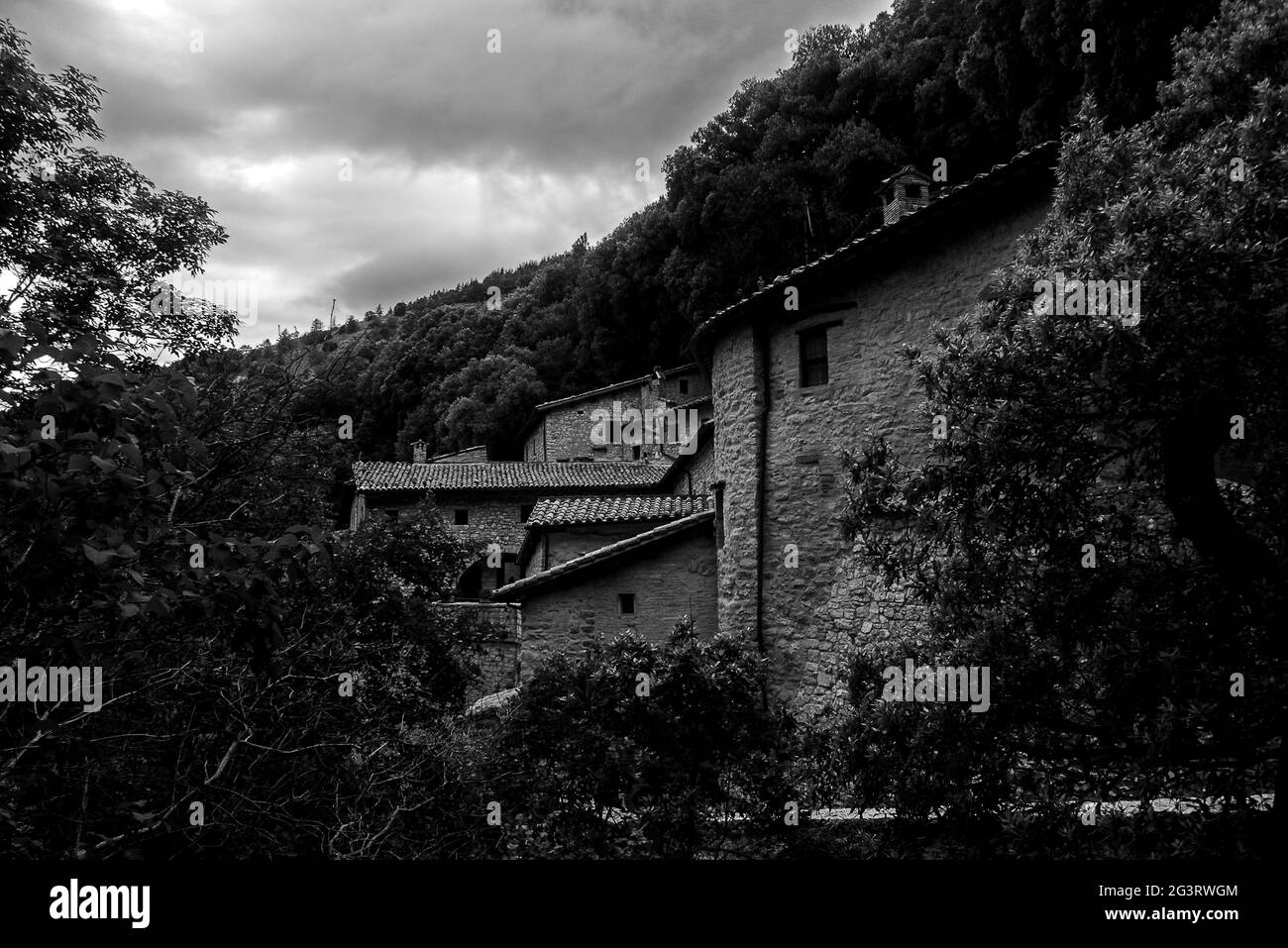 Assisi, Umbria, Italia: L'eremo delle prigioni di San Francesco d'Assisi circondato dalla vegetazione Foto Stock