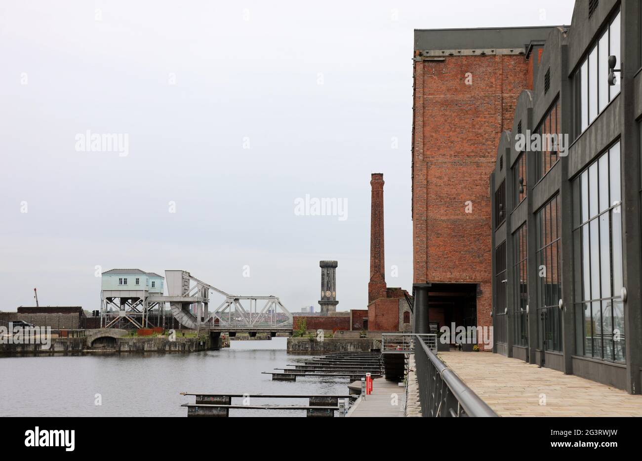 Vista dal Titanic Hotel su Stanley Dock e il Ponte di Bascule su Regent Road Foto Stock