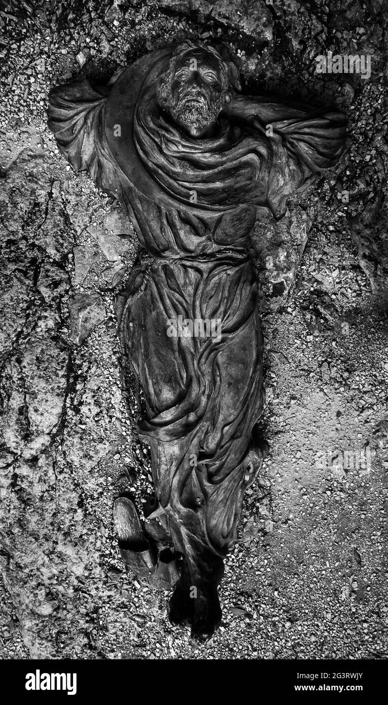 Assisi, Umbria, Italia: La statua di San Francesco che giace a terra mentre osserva le stelle nella notte. Foto Stock