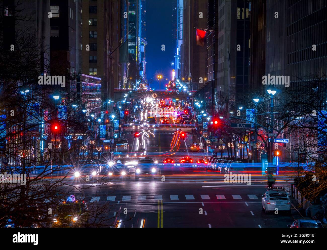 Traffico notturno su 42 Street a New York City Foto Stock