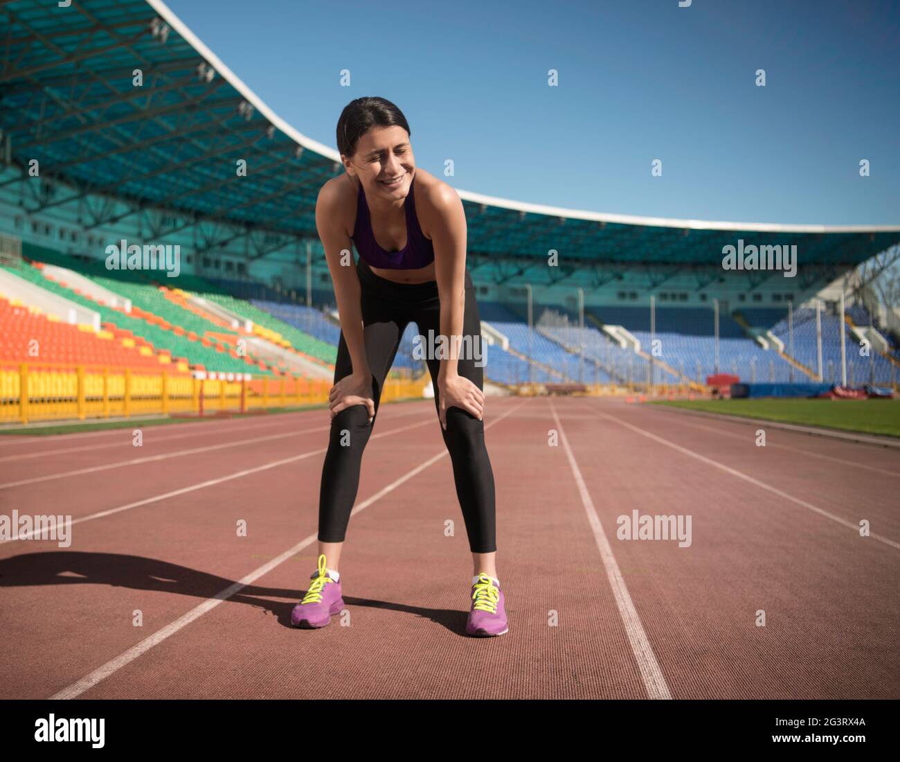 Allegra atleta che si rompe durante l'allenamento Foto Stock