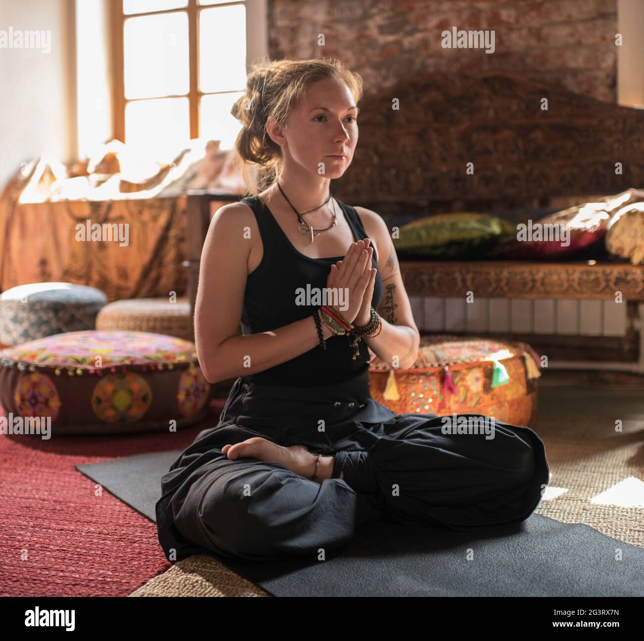 Donna meditando in posa di loto Foto Stock