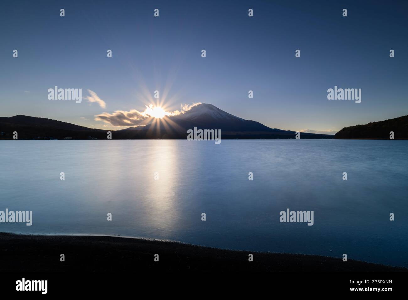 Vista al tramonto del Monte Fuji dal lago Yamanaka, Prefettura di Yamanashi, Giappone Foto Stock