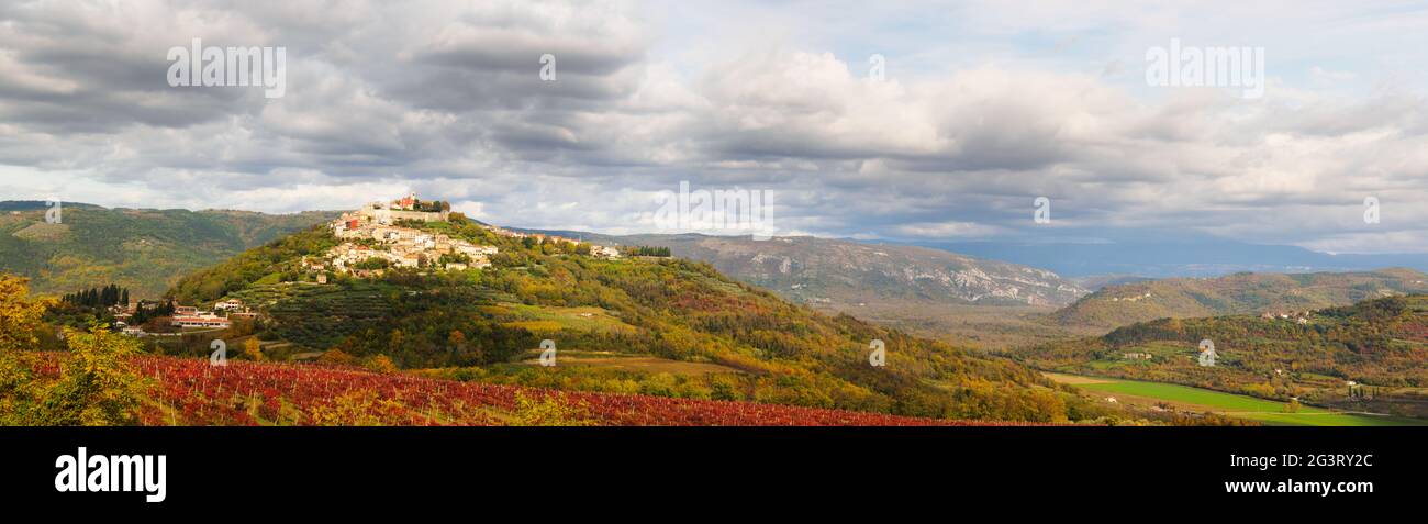 Panorama del grazioso villaggio di Motovun in Istria Foto Stock