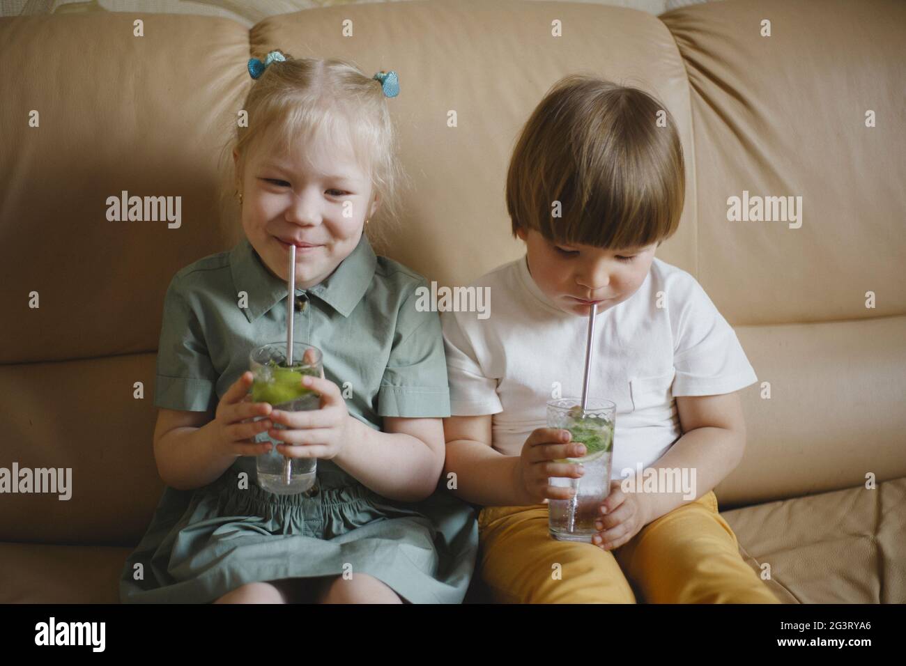 I bambini bevono mojito non alcolico da cannucce di acciaio riutilizzabili Foto Stock