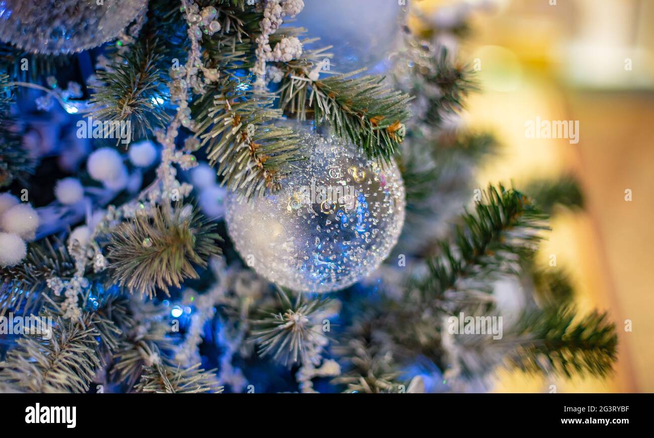 Grande bsll di vetro blu sull'albero di Natale. Buon Natale e felice anno nuovo clise-up sfondo. Sfera Foto Stock