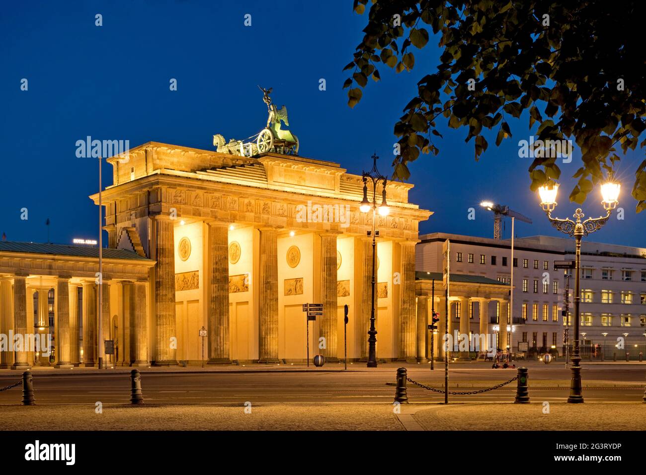 Brandenburger Tor illuminato in serata, Germania, Berlino Foto Stock