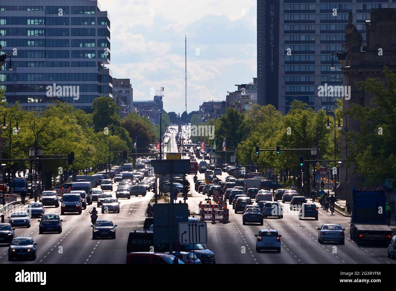 Traffico pesante su Strasse des 17. Juni (via 17 giugno), Berlino-Mitte, Germania, Berlino Foto Stock