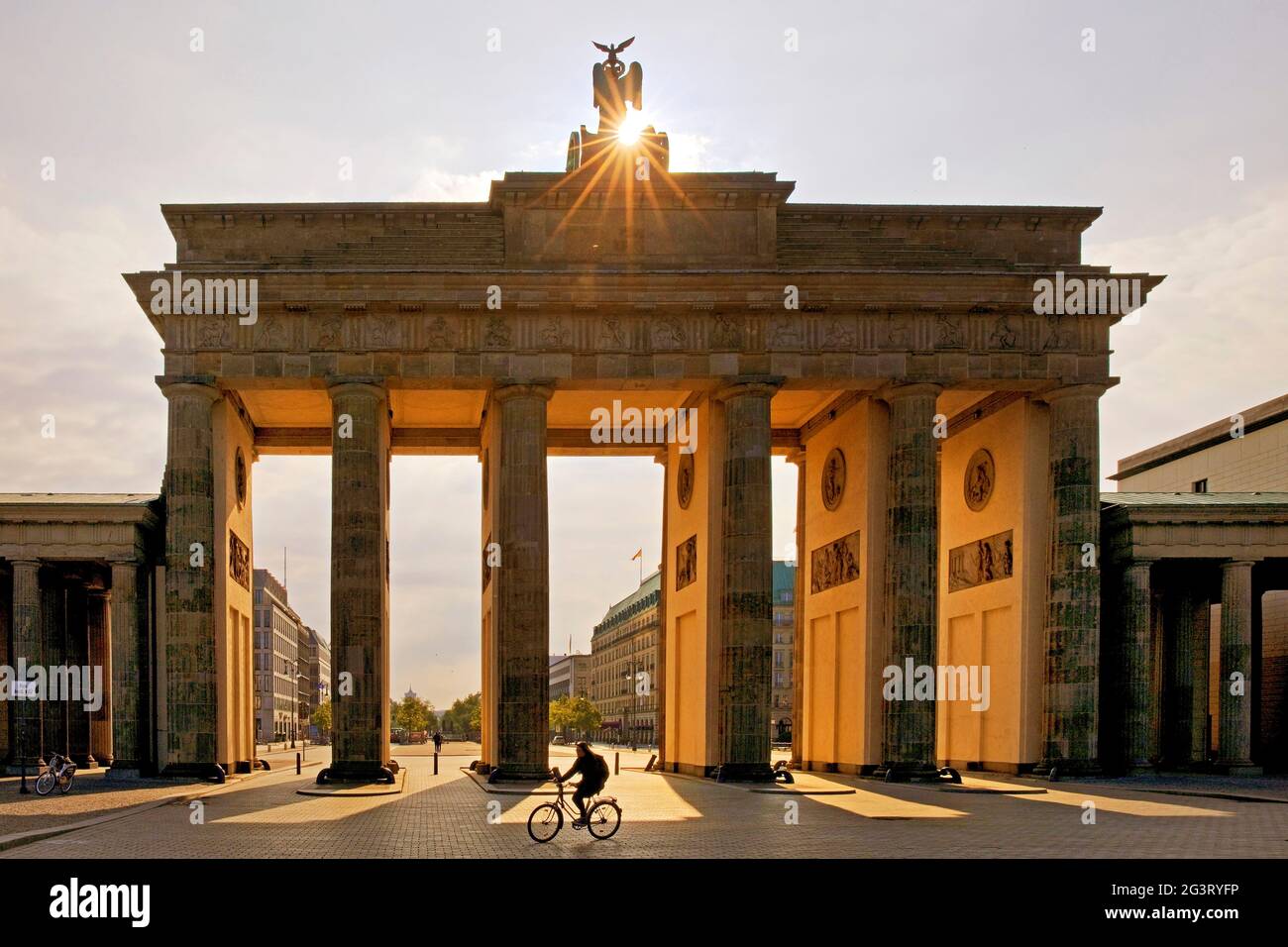 Brandenburger Tor al mattino presto in retroilluminazione, Germania, Berlino Foto Stock