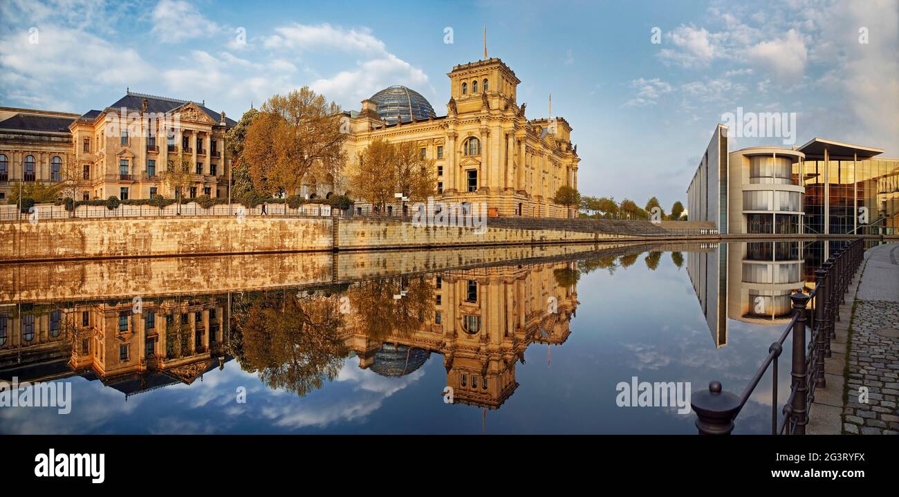 Reichstag con Paul-Loebe-House nel quartiere governativo e Spree alla luce del mattino, Germania, Berlino Foto Stock