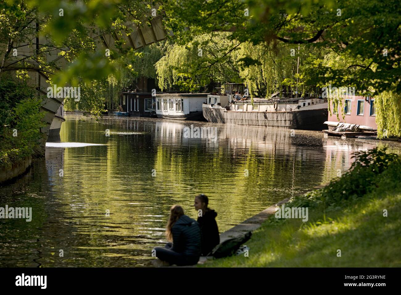 Attività ricreative al Lower Lock Landwehr Canal con viadotto, Tiergarten, Germania, Berlino Foto Stock