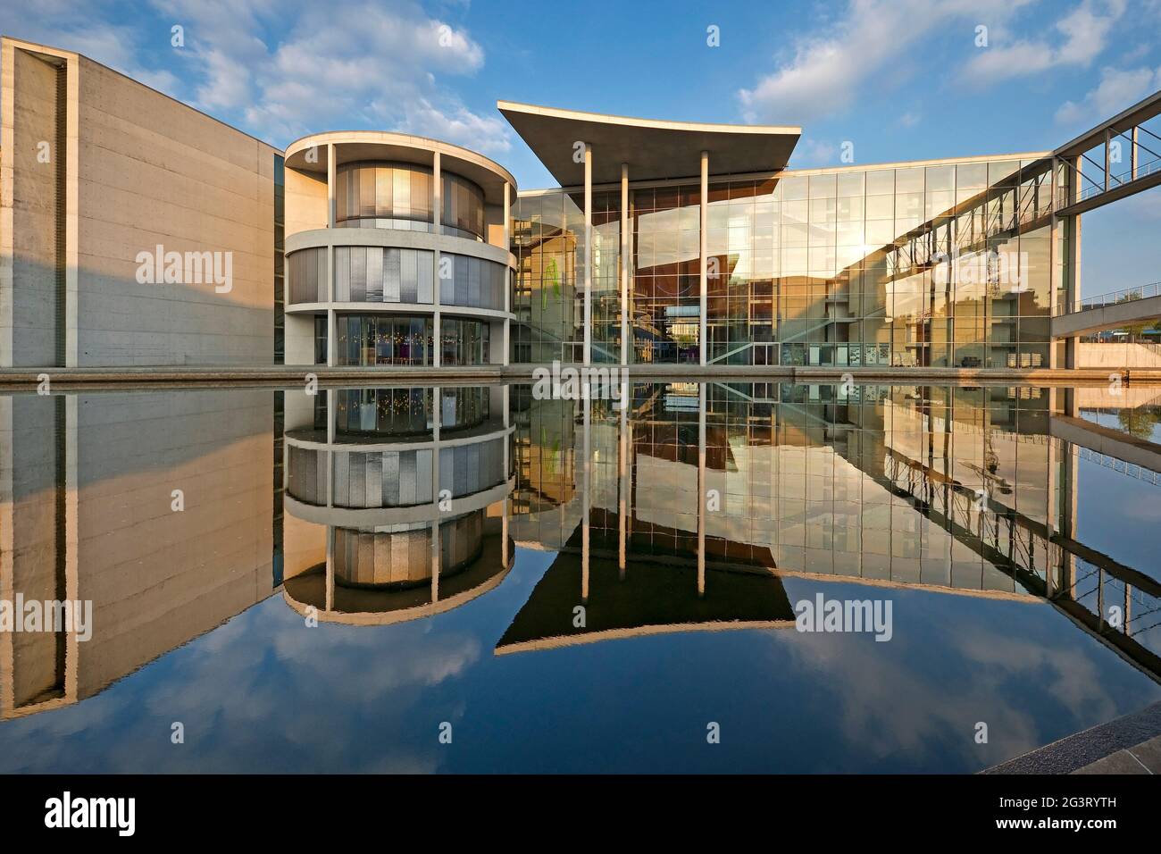 Paul-Loebe-House e Spree nel quartiere governativo in luce mattina, Germania, Berlino Foto Stock