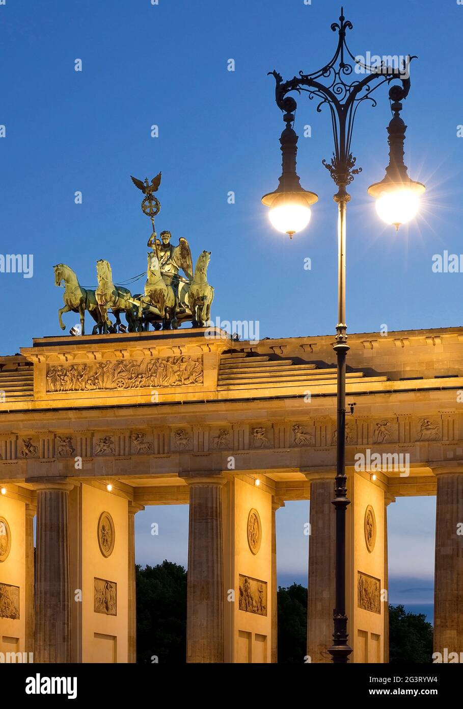 Quadriga sulla Brandenburger Tor con storica lanterna a gas sulla Pariser Platz (Piazza di Parigi) in serata, Germania, Berlino Foto Stock