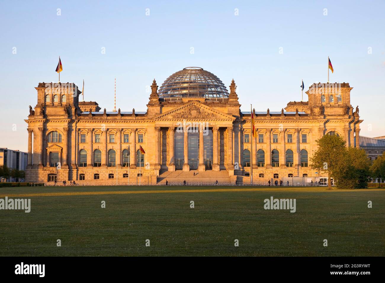 Edificio Reichstag in luce notturna, Bundestag tedesco nel quartiere di Gouvernment, Germania, Berlino Foto Stock