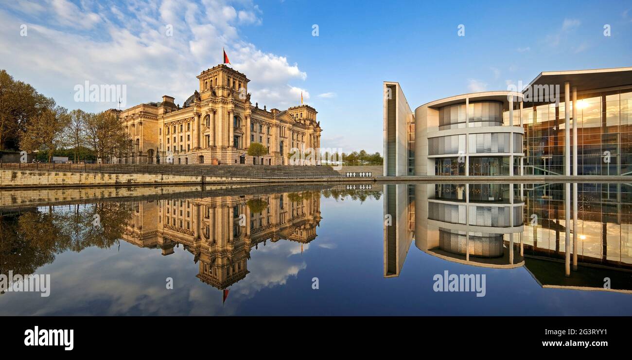 Reichstag con Paul-Loebe-House nel quartiere governativo e Spree alla luce del mattino, Germania, Berlino Foto Stock