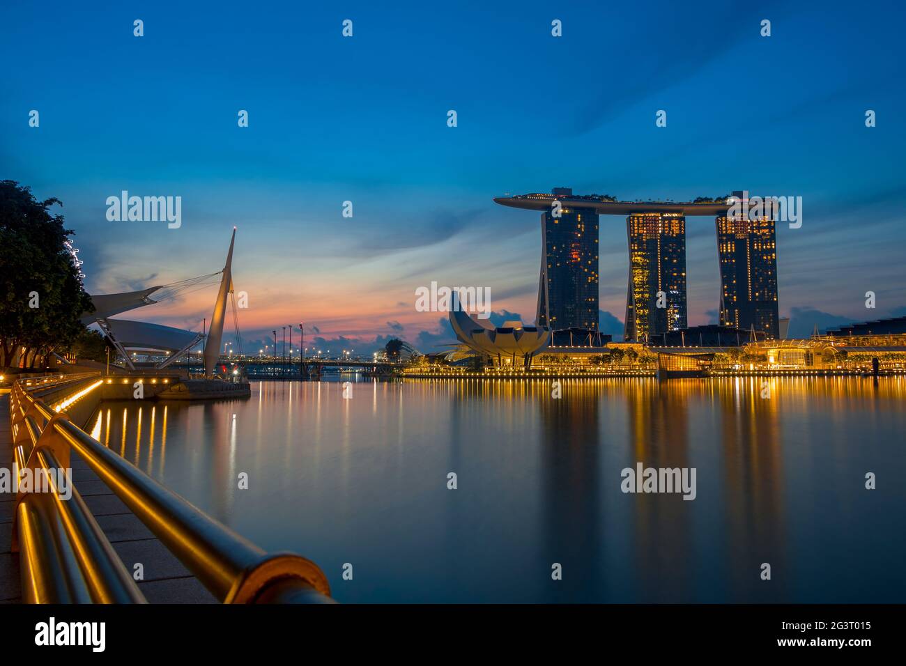 Marina Bay e Sands SkyPark a Dusk Foto Stock