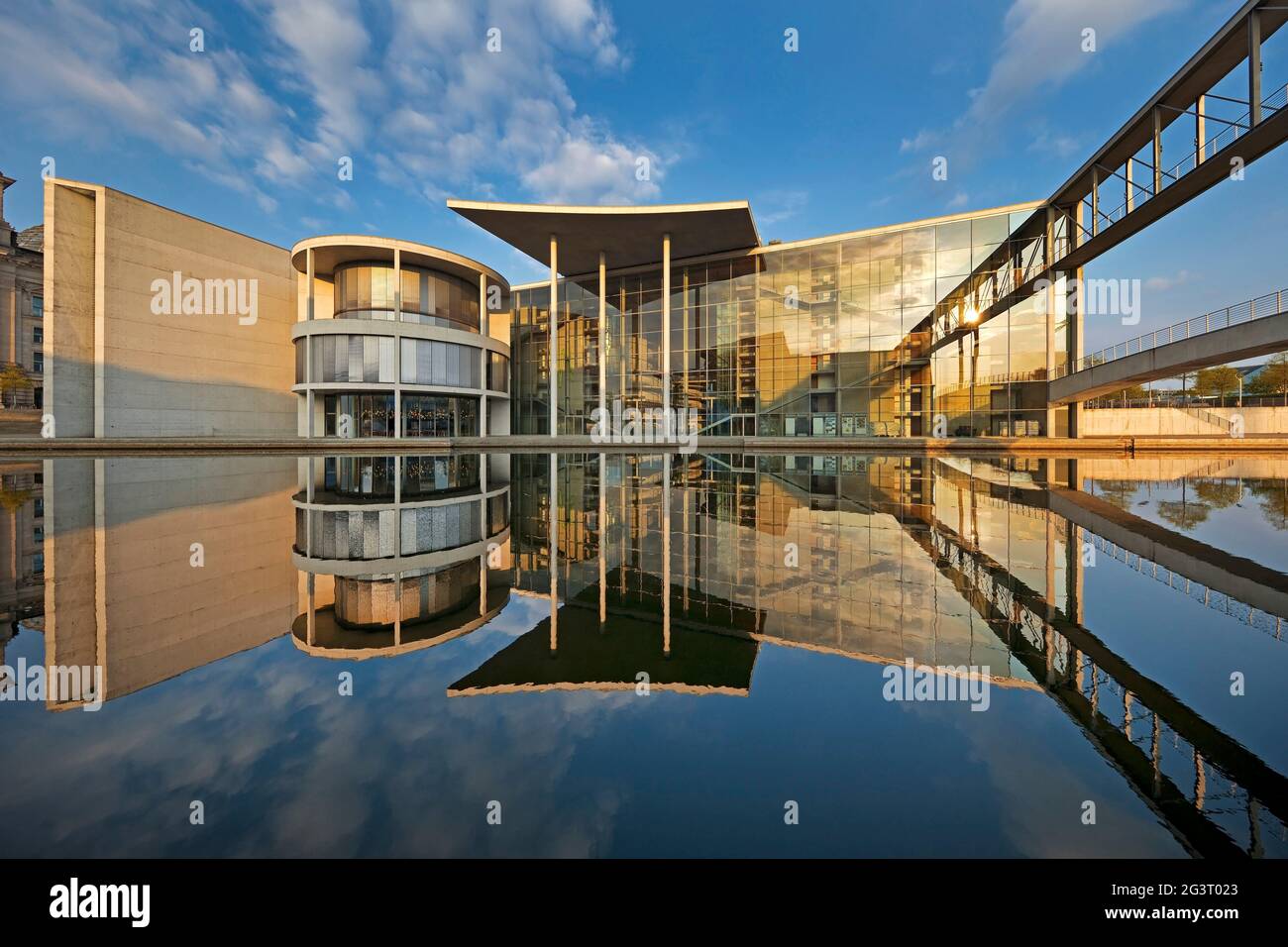 Paul-Loebe-House e Spree nel quartiere governativo in luce mattina, Germania, Berlino Foto Stock