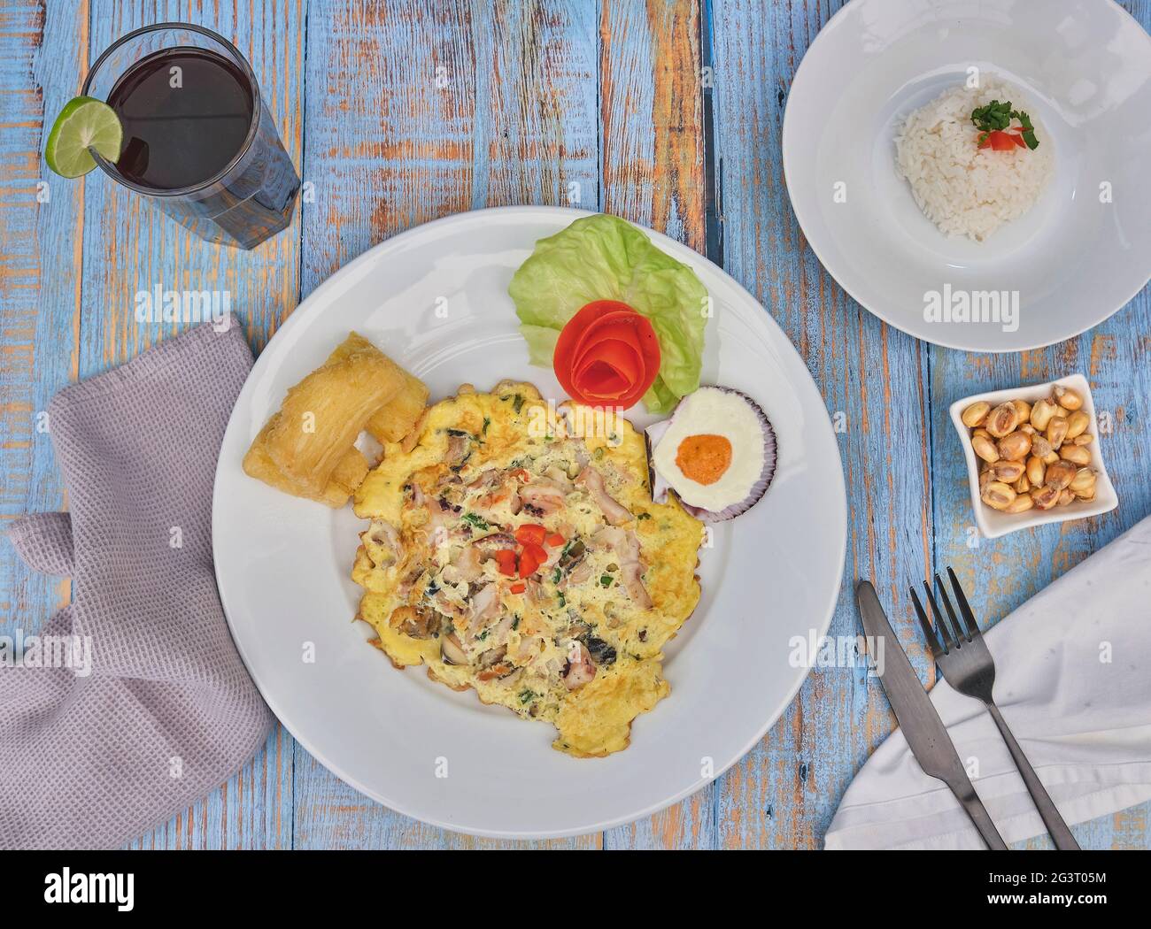 Cibo peruviano, omelette di pesce 'tortilla de mariscos', fuoco selettivo Foto Stock
