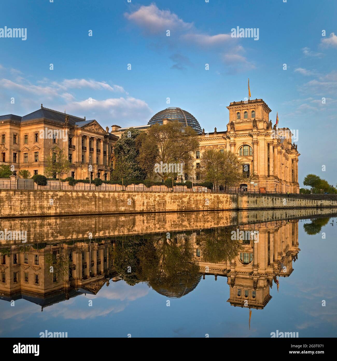 Edificio Reichstag con Sprea alla luce del mattino, Bundestag tedesco nel quartiere di Gouvernment, Germania, Berlino Foto Stock